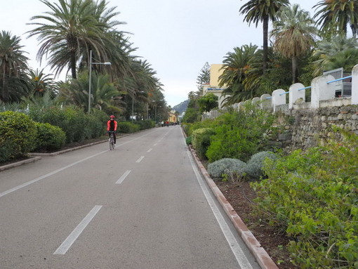 La pista ciclopedonale del ponente si presenta 'tirata a lucido' in occasione del Festival di Sanremo