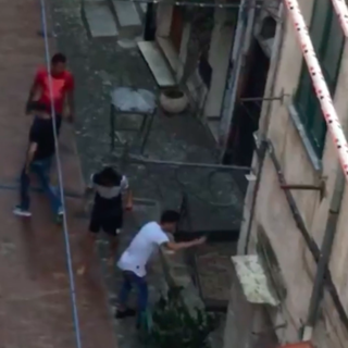 Sanremo: scontri a pietrate tra due gruppi di stranieri nella Pigna, su Facebook il video della zuffa Sanremo: scontri a pietrate tra due gruppi di stranieri nella Pigna, su Facebook il video della zuffa