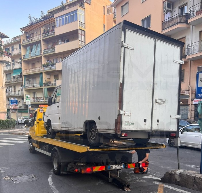 Sanremo: non solo multe, rimosso il furgone parcheggiato in fondo a strada Borgo Tinasso
