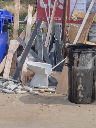 Riva Ligure: rifiuti ingombranti in via Pastonchi, il duro commento di Paolo Balloni, Idv