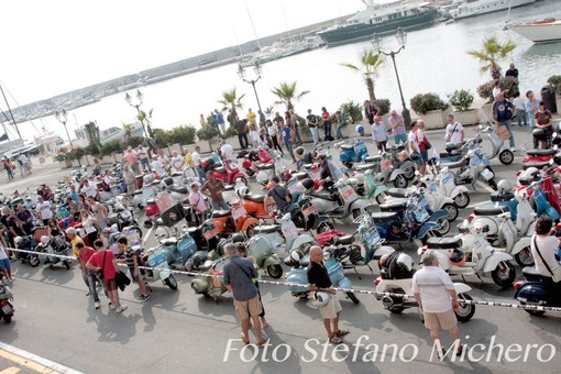 Sanremo: oltre 200 partecipanti per il raduno del Vespa Club, c'era anche un vespista arrivato da Padova