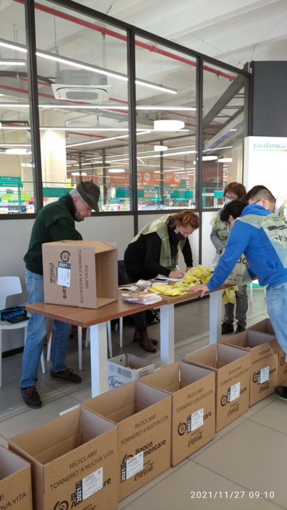 Vallecrosia: oltre una tonnellata di generi alimentari raccolta oggi all'IperConad dagli alpini (Foto)