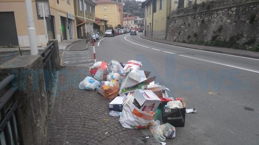 Imperia: là dove c'era un'isola (ecologica) ora c'è un cumulo di ‘rumenta’, via Nazionale e sono le 10.50 Imperia: là dove c'era un'isola (ecologica) ora c'è un cumulo di ‘rumenta’, via Nazionale e sono le 10.50
