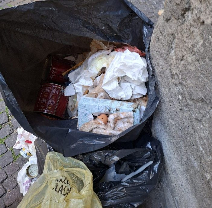 Ventimiglia, agenti in borghese contro l’abbandono rifiuti: multe fino a 2mila euro e controlli nei vicoli Ventimiglia, agenti in borghese contro l’abbandono rifiuti: multe fino a 2mila euro e controlli nei vicoli