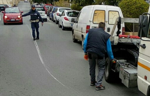Sanremo: parcheggia subito dopo un tornante rischiando di provocare incidenti, viene rimosso (Foto)