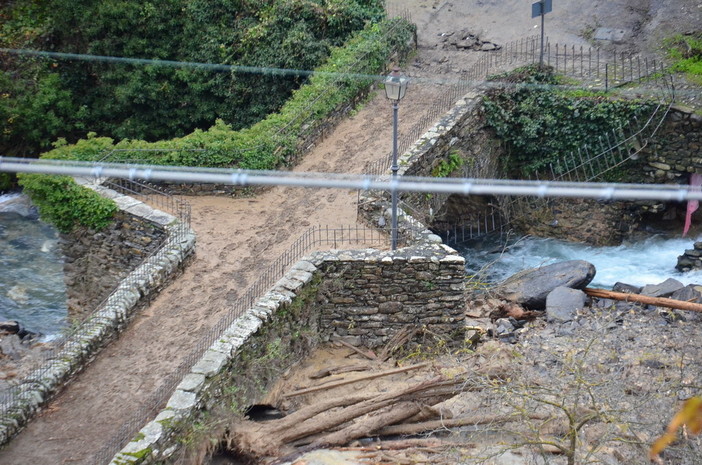 Rezzo: nuovo danno da registrare ad un mese dall'alluvione, piccolo crollo del ponte romano di Lavina Rezzo: nuovo danno da registrare ad un mese dall'alluvione, piccolo crollo del ponte romano di Lavina