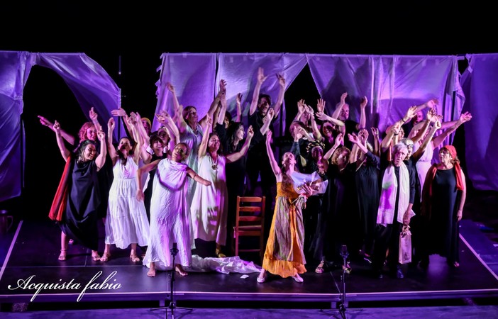 Ventimiglia, sold out per lo spettacolo teatrale “Ridere o piangere?” (Foto) Ventimiglia, sold out per lo spettacolo teatrale “Ridere o piangere?” (Foto)