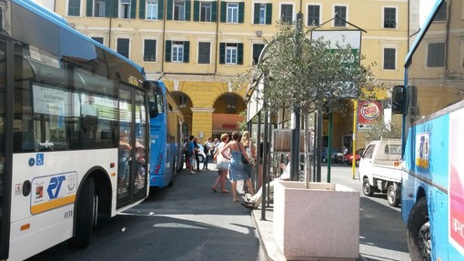Imperia: primi disagi per chi prende la corriera, bus in ritardo in piazza Dante. E' iniziato lo sciopero bianco
