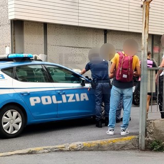 Sanremo: lite tra due francesi ubriachi che strappano la collanina a una donna, intervento della Polizia (Foto) Sanremo: lite tra due francesi ubriachi che strappano la collanina a una donna, intervento della Polizia (Foto)