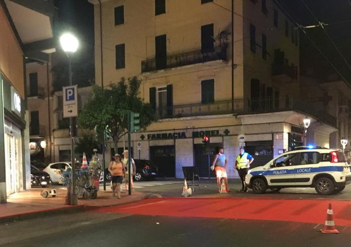 Ventimiglia: dopo l'asfalto ieri sera rifatta completamente la segnaletica orizzontale di corso Genova (Foto)