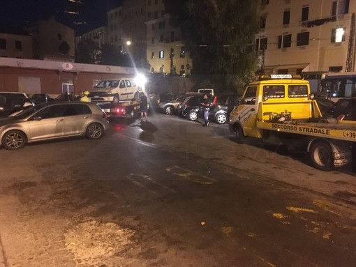 Ventimiglia: dopo la chiusura della città per il 'Desbaratu' pullman bloccati al capolinea dalle auto parcheggiate (Foto) Ventimiglia: dopo la chiusura della città per il 'Desbaratu' pullman bloccati al capolinea dalle auto parcheggiate (Foto)