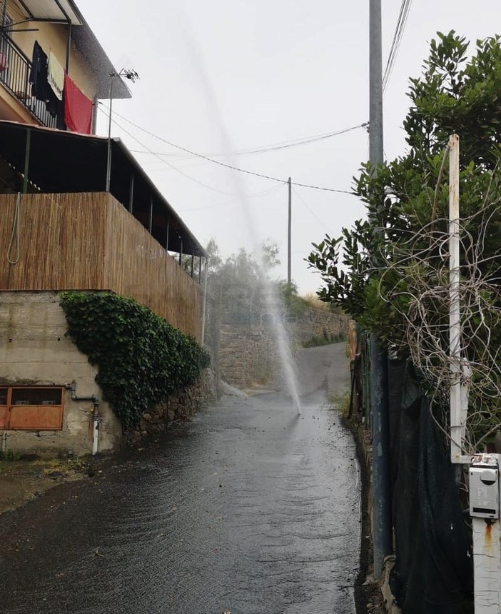 Il tubo esploso in strada alla Colla