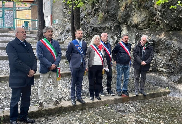 Carpasio: sindaci italiani e della Val Roya per ricordare i Partigiani e il legame con Saorge (Foto) Carpasio: sindaci italiani e della Val Roya per ricordare i Partigiani e il legame con Saorge (Foto)