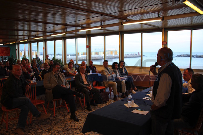 I balneari liguri in riunione a Sanremo per parlare di ‘Bolkestein’ e concessioni: “C’è una manovra per rubare il lavoro di una vita delle nostre famiglie” (foto e interviste) I balneari liguri in riunione a Sanremo per parlare di ‘Bolkestein’ e concessioni: “C’è una manovra per rubare il lavoro di una vita delle nostre famiglie” (foto e interviste)
