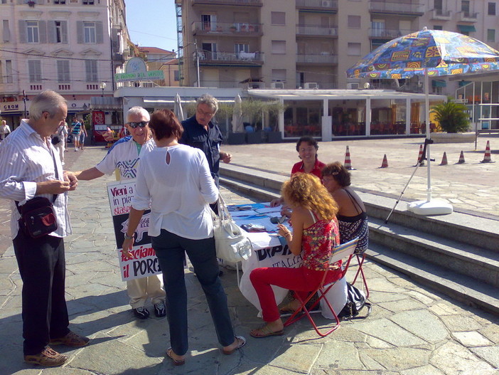 Sanremo: iniziata ieri sera la raccolta di firme dell'IDV per cancellare gli sprechi