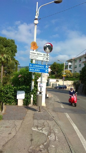 Sanremo: ripristinato lo specchio tra strada Solaro e strada San Lorenzo, i residenti ringraziano (Foto)