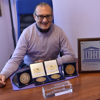 Il direttore artistico Fiorenzo Runco con i riconoscimenti ottenuti dalla rassegna