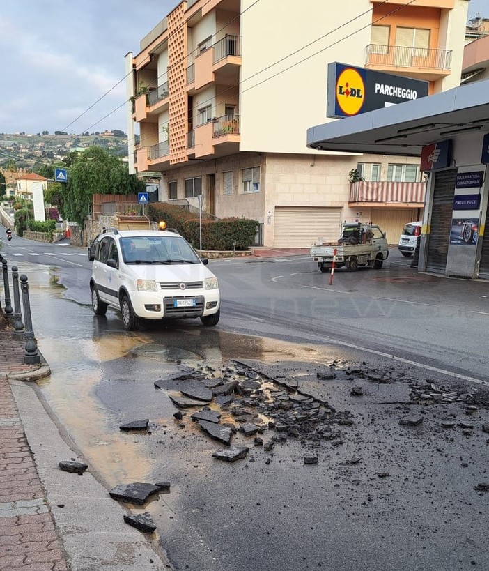 Sanremo: guasto a una tubazione in corso Marconi, operai di Rivieracqua al lavoro dall'alba (Foto)