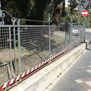 Sanremo: lavori di restyling e verniciatura per la storica cancellata di Villa Zirio in corso Cavallotti