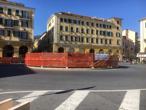 Imperia: commercianti e residenti felici per la riqualificazione di piazza Dante "Ora però attendiamo un rilancio economico" (Foto)