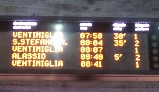 Dopo la frana i treni sono ripresi nel ponente ligure, ma ritardi e soppressioni sono all'ordine del giorno