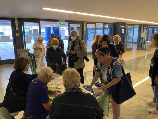 La raccolta firme al Palafiori di Sanremo