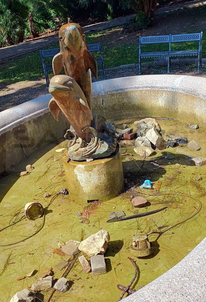 Sanremo: pietre e massi lanciati nella fontana ai giardini di Villa del Sole, i controlli dove sono? (Foto) Sanremo: pietre e massi lanciati nella fontana ai giardini di Villa del Sole, i controlli dove sono? (Foto)