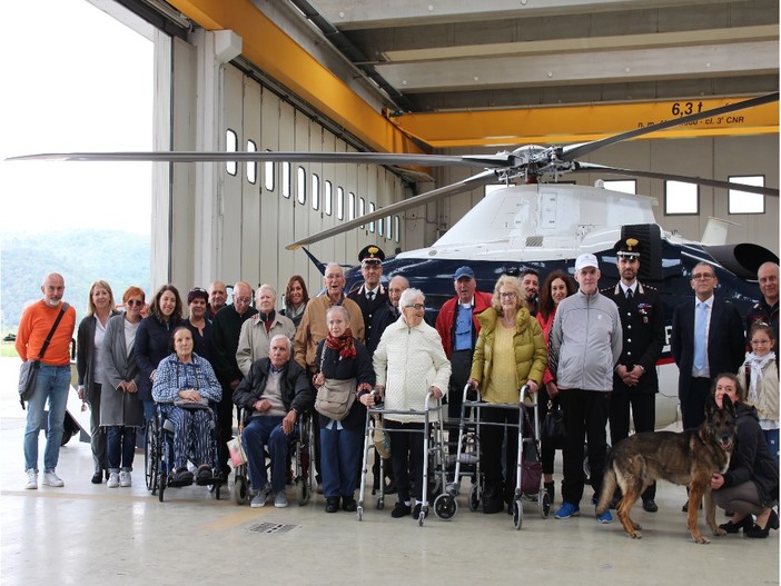 In gita con i Carabinieri: gli anziani delle residenze ‘Anni Azzurri’ in visita al Nucleo Elicotteri dei Carabinieri
