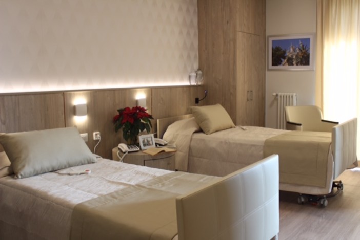 Colonna di 6 ambulanze per trasportare gli unici ospiti della Rsa di Borgomaro non colpiti dal Covid-19 a Sanremo