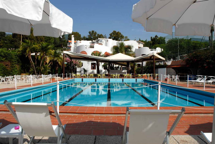 Sanremo: il Tennis Club Solaro anticipa l'estate e prima di giugno inaugura la piscina 'Azzurra'