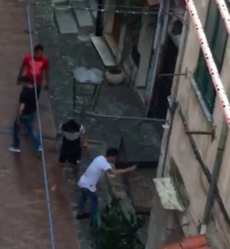 Sanremo: scontri a pietrate tra due gruppi di stranieri nella Pigna, su Facebook il video della zuffa Sanremo: scontri a pietrate tra due gruppi di stranieri nella Pigna, su Facebook il video della zuffa