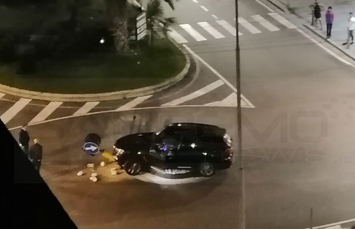Sanremo: piccolo incidente nella notte, spartitraffico tra corso Mombello e via Roma nuovamente distrutto (Foto)