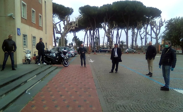 Ventimiglia: i Capigruppo si riuniscono all'aperto e rinviano il Consiglio, Spinosi lancia una raccolta fondi per il 118