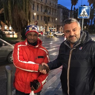 Sanremo: giovane nigeriano trova uno zainetto e chiama subito i Carabinieri per rintracciare il proprietario. Di Baldassare: “Gesto d'altri tempi, lo aiuterò a trovare lavoro” (Foto)