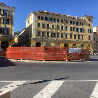 Imperia: commercianti e residenti felici per la riqualificazione di piazza Dante "Ora però attendiamo un rilancio economico" (Foto)
