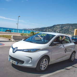 Ospedaletti: gioco con bici elettriche per i partecipanti alla 'Riviera Electric Challenge' sulla pista ciclabile (Foto)