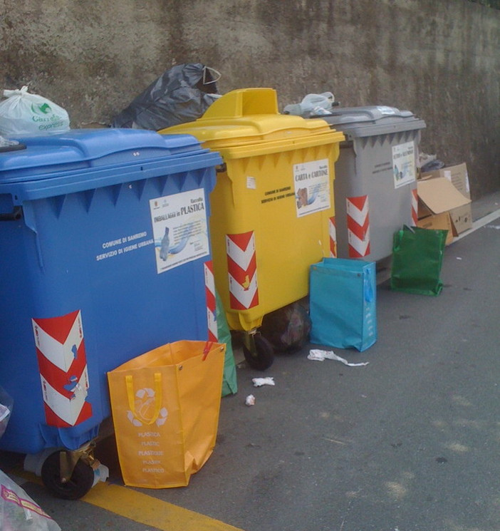 Sanremo: buttano l'immondizia in una fioriera, due anziani multati dalla Polizia Municipale