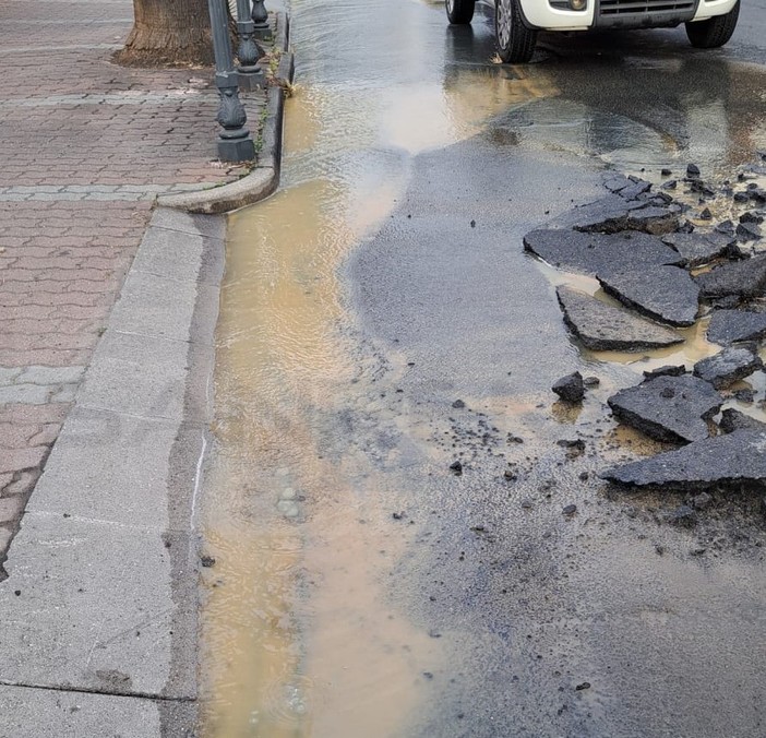 Sanremo: terminato alle 12 l'intervento di corso Marconi sulla tubazione rotta questa mattina Sanremo: terminato alle 12 l'intervento di corso Marconi sulla tubazione rotta questa mattina