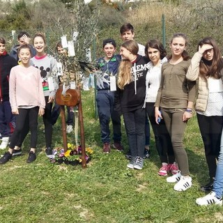 Sanremo: due giovani ulivi nel giardino della scuola di San Pietro per ricordare Luca e Don Luigi Ruschena