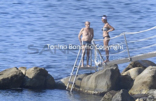 Bordighera: ecco Adriano Celentano con la figlia Rosita in vacanza mentre fanno il bagno nella città delle palme