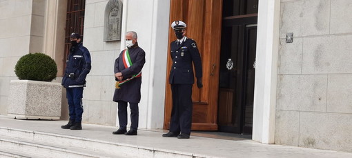 Imperia: il Sindaco ricorda le vittime del Covid, un minuto di silenzio e bandiera a mezz'asta (Foto e Video) Imperia: il Sindaco ricorda le vittime del Covid, un minuto di silenzio e bandiera a mezz'asta (Foto e Video)