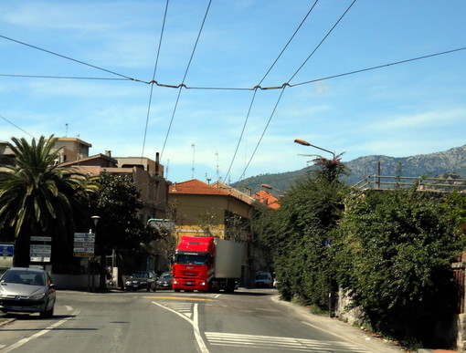 Ventimiglia: lieve incidente alla 'solita' rotonda di via Tacito-corso Genova