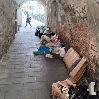 La spazzatura abbandonata in salita San Bernardo
