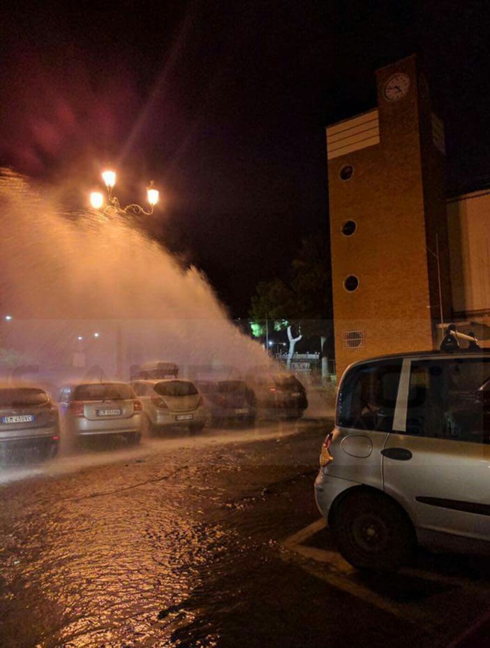 Imperia: rottura di una condotta d'acqua in calata Cuneo, si forma un geyser, Amat al lavoro (Foto) Imperia: rottura di una condotta d'acqua in calata Cuneo, si forma un geyser, Amat al lavoro (Foto)