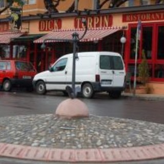 Sanremo: bandiera albanese sull'ancora vicino a Santa Tecla, un italiano la tocca e ne nasce una zuffa