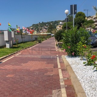 Arma di Taggia: restyling in vista per le aiuole posizionate sul secondo tratto del lungomare (Foto) Arma di Taggia: restyling in vista per le aiuole posizionate sul secondo tratto del lungomare (Foto)