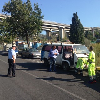 Imperia: scatta la rimozione delle auto abbandonate, Polizia Municipale in azione in via Lorenzo Acquarone e programmati altri interventi (Foto) Imperia: scatta la rimozione delle auto abbandonate, Polizia Municipale in azione in via Lorenzo Acquarone e programmati altri interventi (Foto)