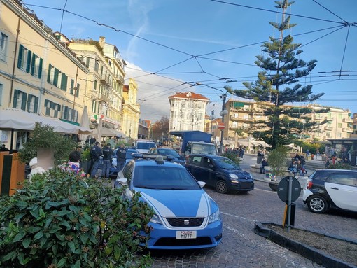 Sanremo: botte da orbi tra tre persone sul solettone di piazza Colombo, intervento della Polizia Sanremo: botte da orbi tra tre persone sul solettone di piazza Colombo, intervento della Polizia