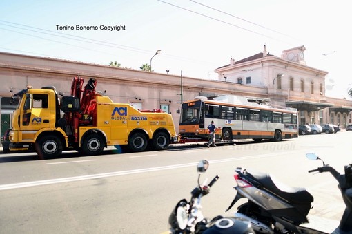 Sanremo: guasto ad un filobus in piazza Cesare Battisti, grosso carro attrezzi per portarlo in officina