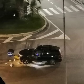 Sanremo: piccolo incidente nella notte, spartitraffico tra corso Mombello e via Roma nuovamente distrutto (Foto)